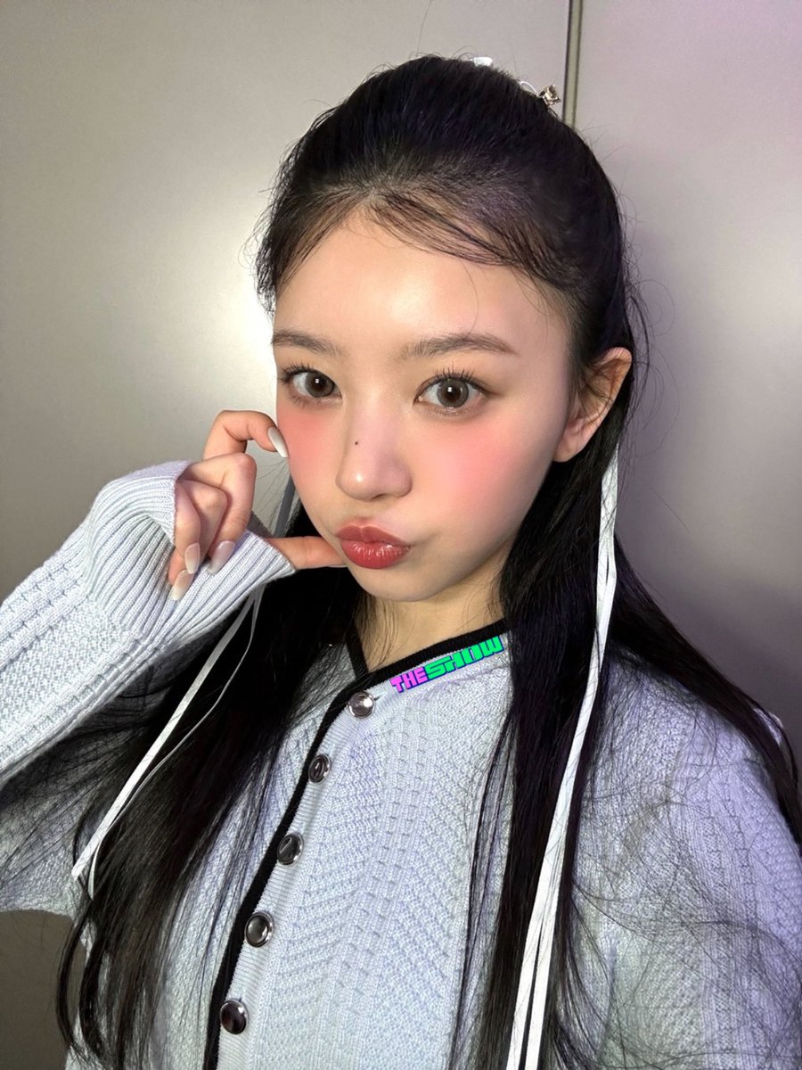 theshow_offcl's tweet photo. [★348회 더쇼초이스 후보③]
따뜻한 봄햇살에 슈퍼 이끌림~ 되어서 
밖을 나갔더니 #아일릿 닮은 꽃들이 많은 거 이쬬?!
그래서 #더쇼 가 울 와기들 주려고 가져왔지 뭐예요💝
. 🌷🌸🌷🌸
  🌸🌷🌸🌷🌸
 Λ🌷🌸🌷🌸🌷
( ˘ ᵕ ˘🌷🌸🌷
 ヽ つ＼　 ／
  UU  / 🎀 \
@ILLIT_official #Magnetic https://t.co/tM2Mpcaau4
