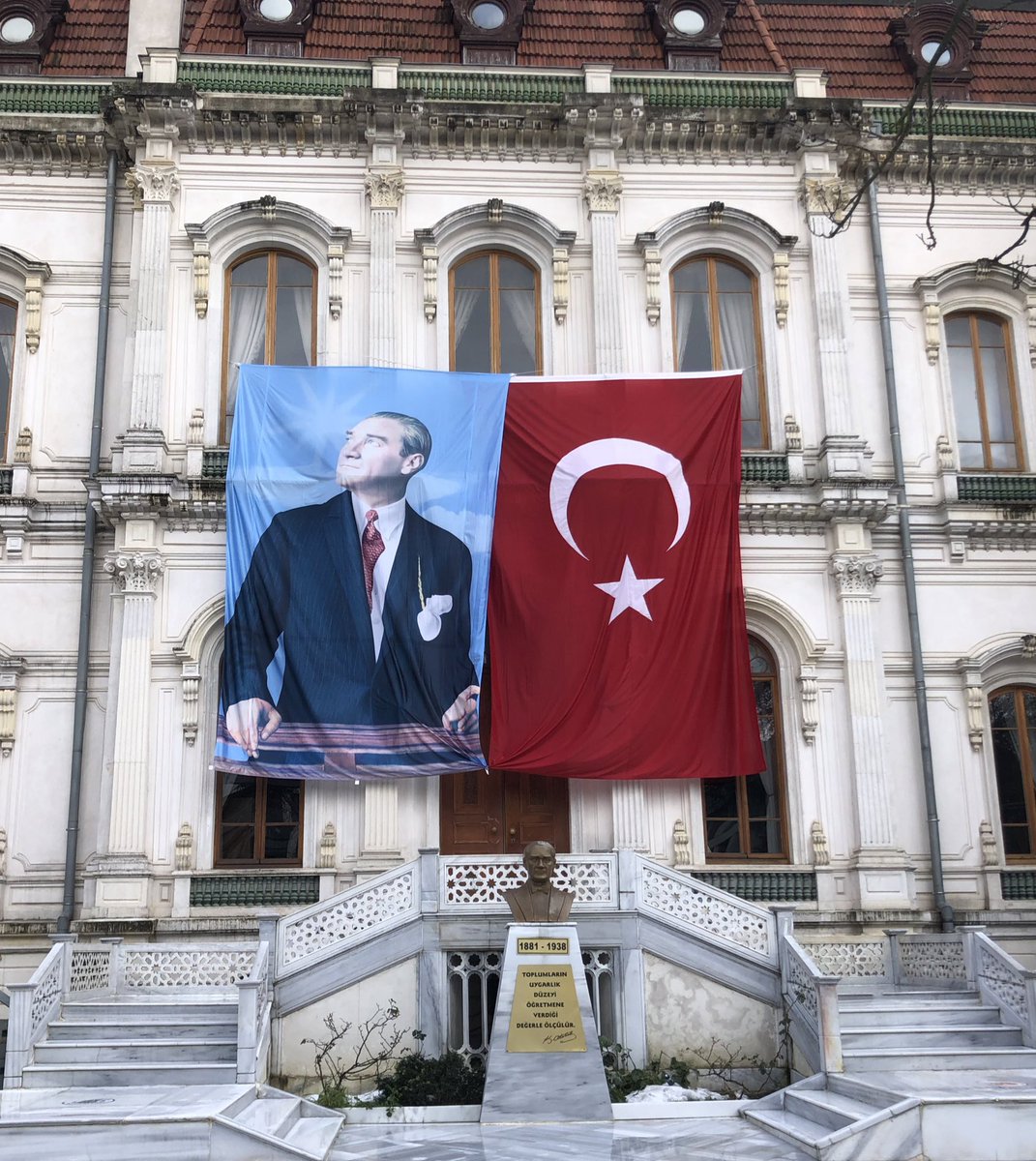 Ülkenin dört bir tarafında, asılmadık yer kalmamalı..🇹🇷
#MustafaKemalAtatürk