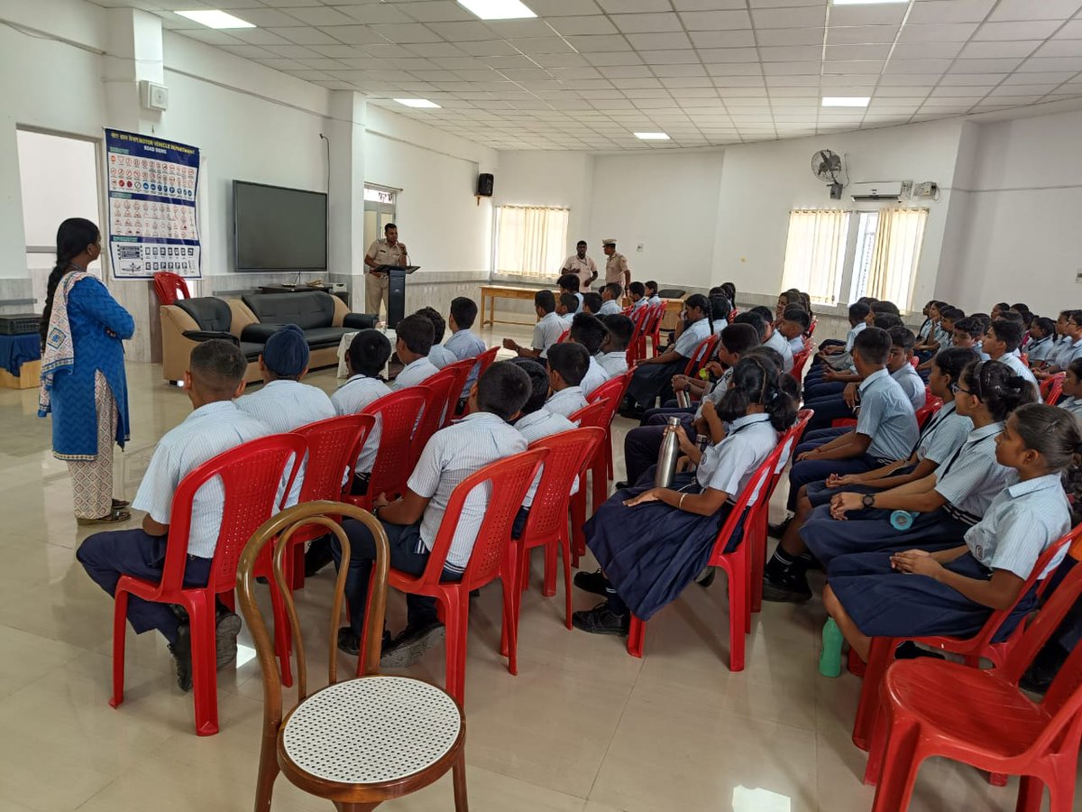 "हमारे समुदाय को ज्ञान के साथ सशक्त बनाना! आज, हमने NCS, Minnie Bay में सड़क सुरक्षा जागरूकता कक्षा आयोजित की। छात्रों और शिक्षकों सहित 100 प्रतिभागियों के साथ, हम सभी के लिए सुरक्षित सड़कें सुनिश्चित करने के लिए प्रतिबद्ध हैं। आइए हम सब मिलकर सड़क सुरक्षा को प्राथमिकता बनाएँ