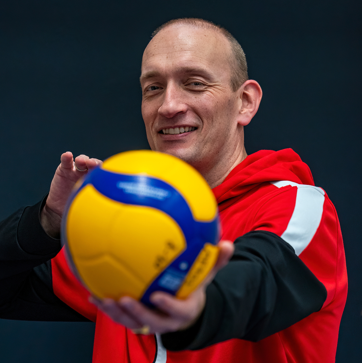 Sinds het begin van dit jaar bekleedt Robin de Haan de functie van projectleider zitvolleybal en g-volleybal. Daarbij richt hij zich op het vergroten van de bekendheid en de toegankelijkheid van beide unieke volleybalvarianten.

Lees verder⤵️
nevobo.nl/nieuws/zitvoll…