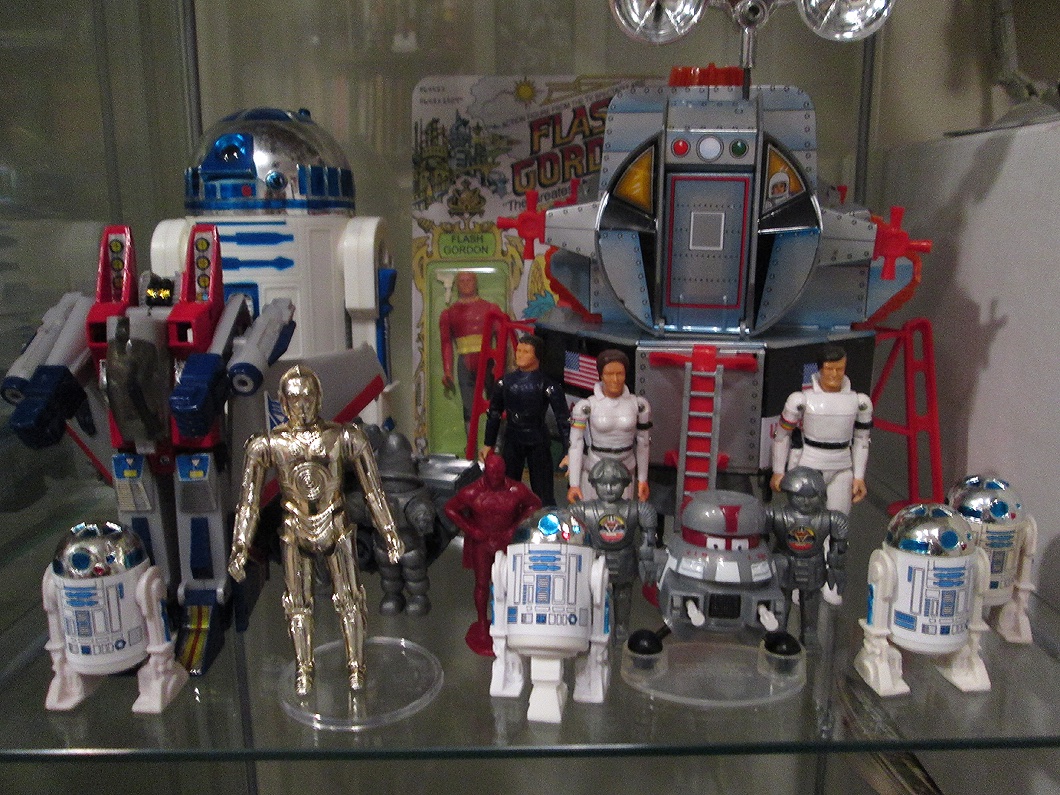 Loston_Wallace's tweet photo. #StarWars #ActionFigureCollecting
10 year old photos from my display shelf. This was back when I started re-collecting Kenner Star Wars figures. I have all of the figures from the original 3 films, + many extras. I have 27 R2-D2 figures, most of them, I have restored. https://t.co/5LpLsqM59A