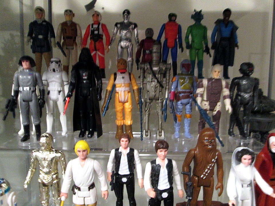 Loston_Wallace's tweet photo. #StarWars #ActionFigureCollecting
10 year old photos from my display shelf. This was back when I started re-collecting Kenner Star Wars figures. I have all of the figures from the original 3 films, + many extras. I have 27 R2-D2 figures, most of them, I have restored. https://t.co/5LpLsqM59A