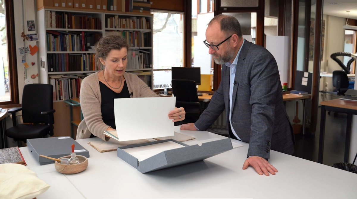 Onze restauratoren zorgen ervoor dat de vaak eeuwenoude objecten uit onze #BijzondereCollecties in topconditie blijven, klaar voor gebruik door onderzoekers & studenten. Leer alles over ons restauratieatelier @unileiden @ubleiden in #VanKluisNaarKussen: ➡️youtu.be/7WUfJR48Na8