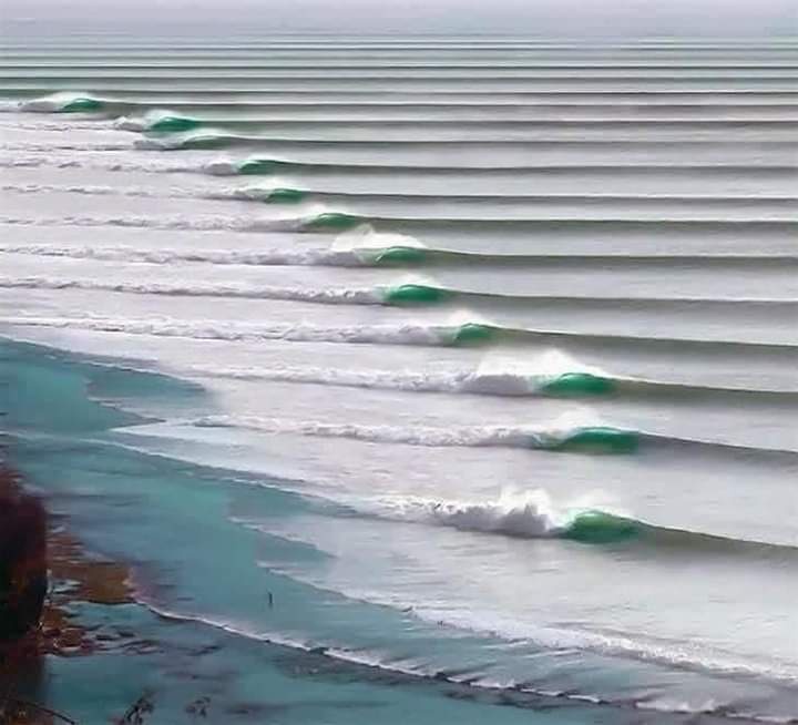 Bonne journée...loin des mauvaises nouvelles Elle s'appelle Chicama , une seule vague et pleins de frissons en un seul point de la côte Péruvienne Seule vague au monde protégée par une loi. La nature est un merveilleux mystère.