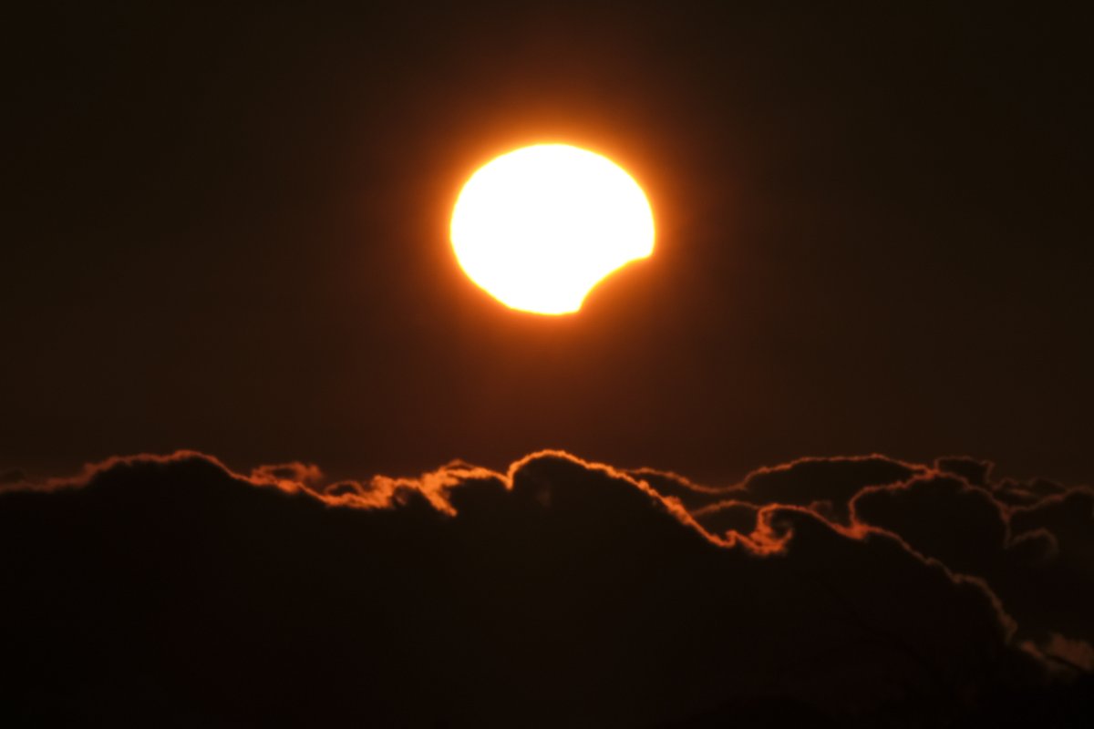 Aquí una de las fotos tomadas desde el Observatorio de El Teide (@IAC_Astrofisica) del 'mordisco' que dio la Luna al Sol durante el eclipse solar de ayer. En A Coruña, las nubes impidieron observarlo. elmundo.es/ciencia-y-salu…