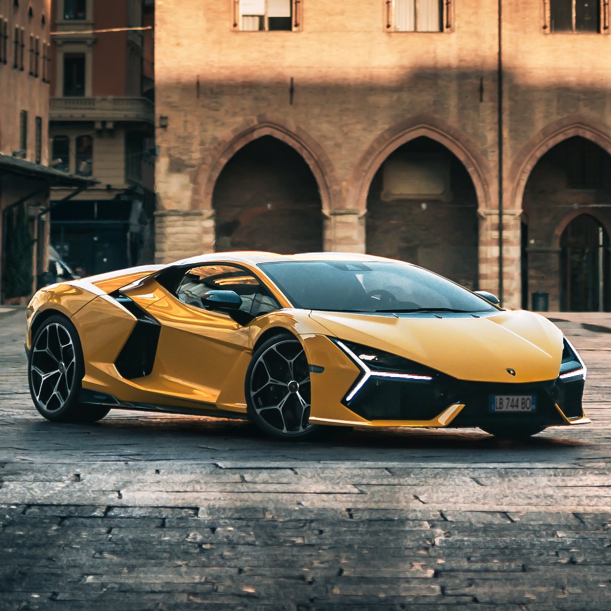 Lamborghini's tweet photo. Some of the finest photographic arrangements feature beauty that is perfectly framed. This time, we placed Revuelto next to the perfect backdrop.

#Lamborghini

Combined CO2 emissions and fuel consumption: https://t.co/MLO6PI23fq