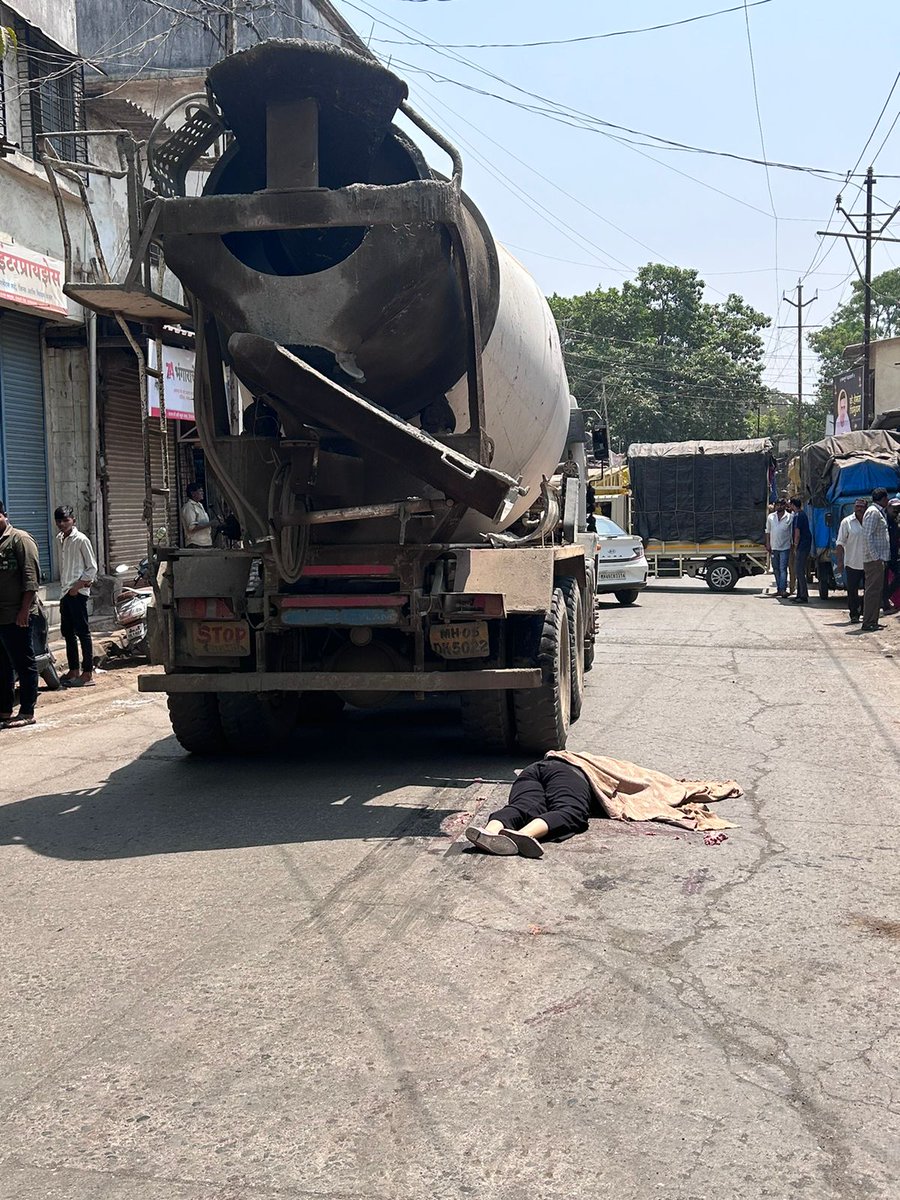 @ThaneCityPolice this is second fatal accident, previously one dentist lady died at khemani area, Reason is UMC is allowing illegal hawkers and illegal auto stands, encroached foot path, demanding you advise UMC commissionar for road widening from your office to protect precious