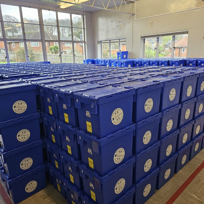 It may look full now but it'll soon be a whole lot emptier as our #ReadingResources begin their last journey of this academic year to primary schools all over Leeds 🚚📚📚📚 @leedslibraries @Child_Leeds @Leeds_Learning @cllr_harland