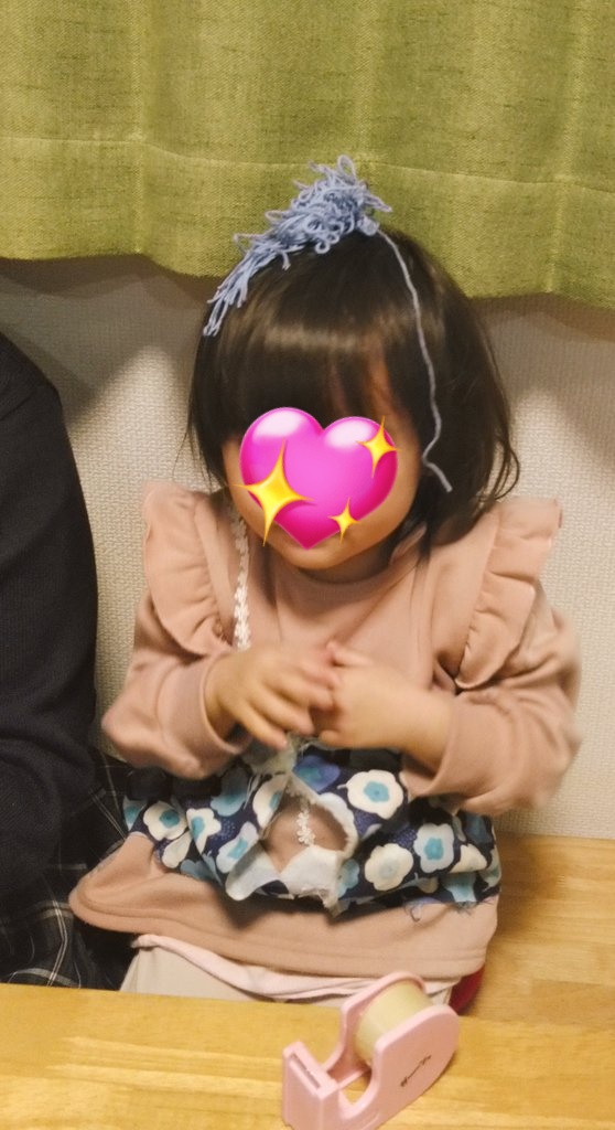 4歳児さんも端切れと余り毛糸でお洋服作りしてる、かわいいね