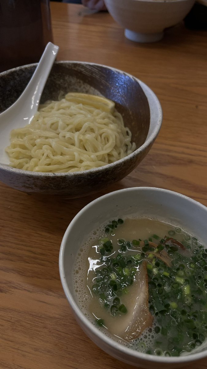 今日はメンバーみんなでけせらせらに
行ってきましたー！！

けせらには
麺やICHIの時代から仲良くさせて頂いてる
僕の1個上の先輩あつきさんが働いてて
皆んなで会いに行ってきました！！
週1であつきさんの作る朝ラーも
やってるのでみなさん是非！

久々の鶏白湯最高だったなぁ