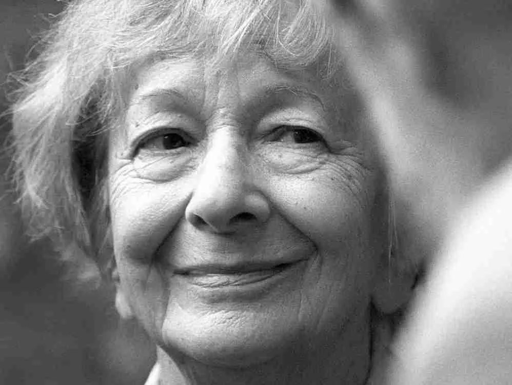 "Esta primavera los pájaros han vuelto a regresar demasiado temprano. Alégrate, razón, también el instinto se equivoca."
#wislawaszymborska