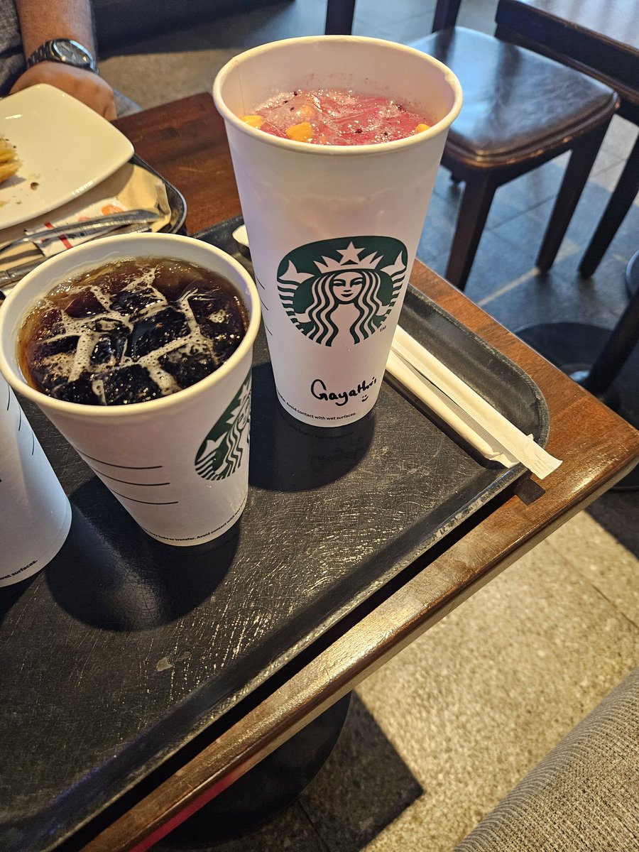 Gayathri_Nathan's tweet image. Ginger Ale cold brew
Mango Dragonfruit refresher
Cinnamon Swirl
BBQ chicken wrap
#LunchMenu 
#SummerEffect