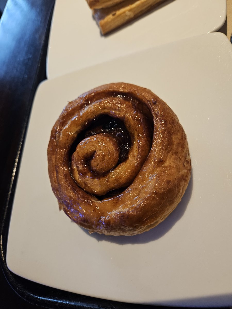 Gayathri_Nathan's tweet image. Ginger Ale cold brew
Mango Dragonfruit refresher
Cinnamon Swirl
BBQ chicken wrap
#LunchMenu 
#SummerEffect