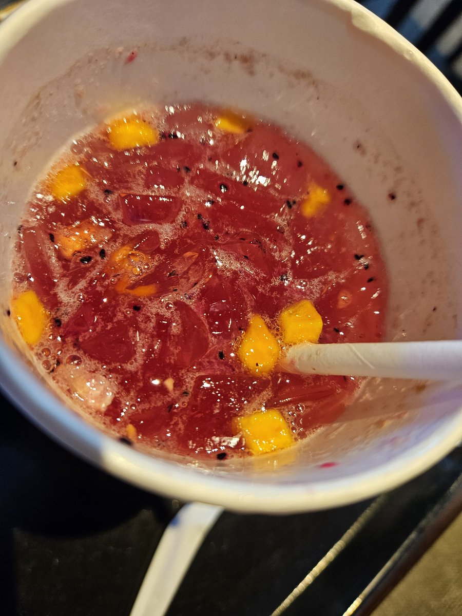 Gayathri_Nathan's tweet image. Ginger Ale cold brew
Mango Dragonfruit refresher
Cinnamon Swirl
BBQ chicken wrap
#LunchMenu 
#SummerEffect