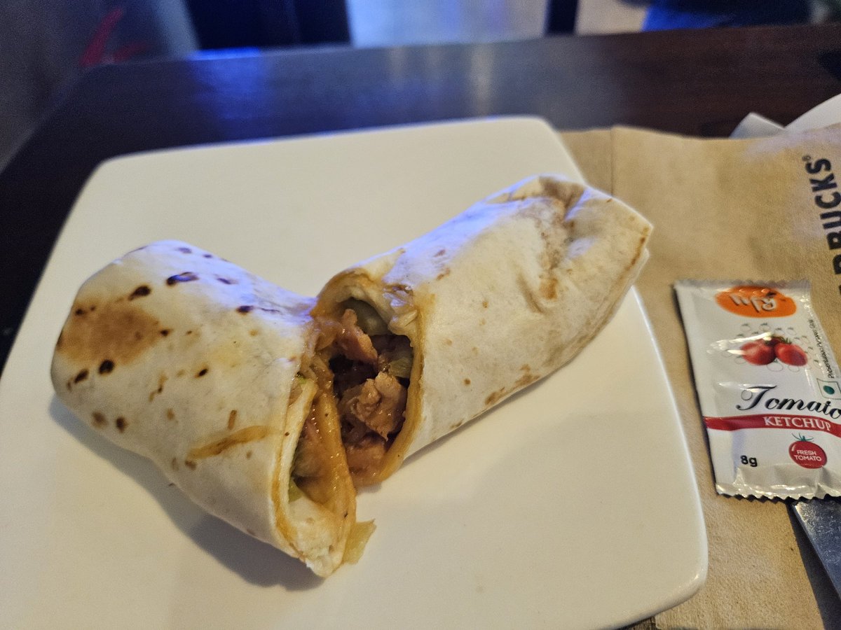 Gayathri_Nathan's tweet image. Ginger Ale cold brew
Mango Dragonfruit refresher
Cinnamon Swirl
BBQ chicken wrap
#LunchMenu 
#SummerEffect