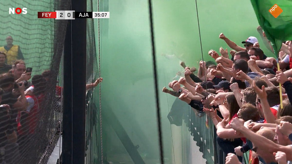 Mooiste beeld van de wedstrijd dit. Groene rook met spelers in de netten juichen voor X, bizar.