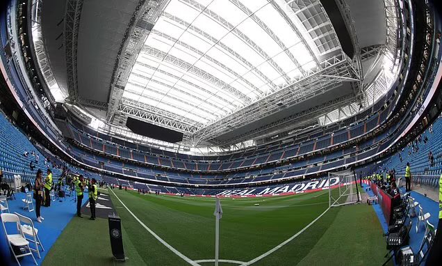 Real Madrid have requested to UEFA permission to close their roof for the game against Man City this evening, aiming to create as intimidating an atmosphere as possible against the English side. 💥 The decision is set to be made this afternoon.