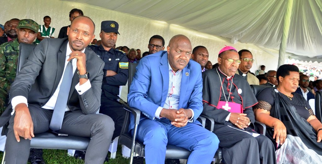 RubavuDistrict's tweet image. #Kwibuka30: Kuri iyi taliki, twibuka Abatutsi biciwe ku Nyundo, aho bari bahungiye no mu nkengero zaho. Harimo abari batuye muri @RutsiroDistrict y&apos;ubu na @NyabihuDistrict no mu mirenge y&apos;Akarere ka Rubavu.
Minisitiri @nsanzimanasabin ari mu bitabiriye uyu munsi.