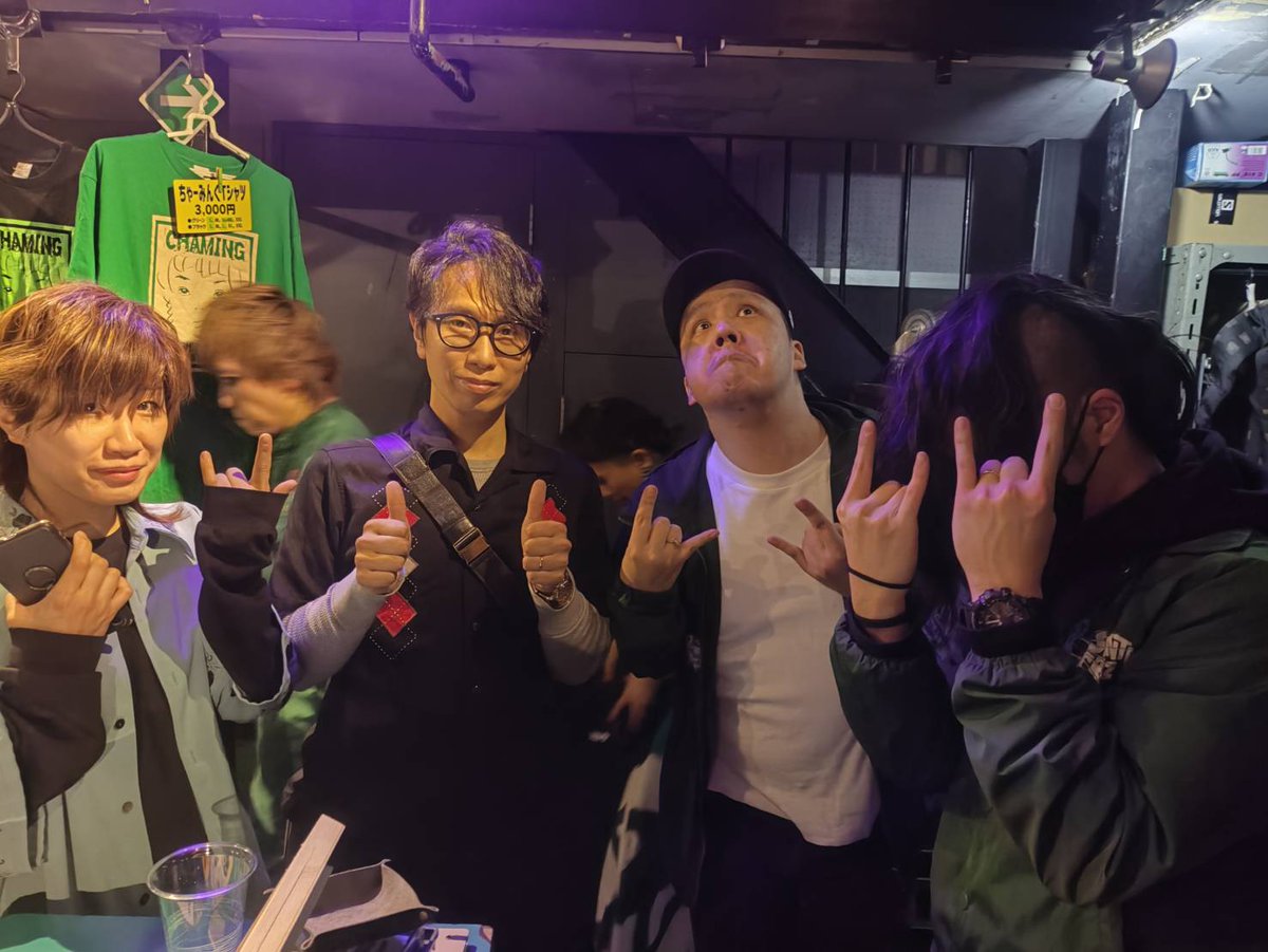 Vacilando8's tweet photo. ４月7日bessiehallありがとうございました😃

動画はエフェクターについて語り合うの図。
対バンの皆さんと色々語れるっていいよね。

#Vanityyy
#null
#THEFULLMONKEY
#PrivateStock
#Vacilando
#MUCKLADDERS
#BeastValcoJam
#BESSIEHALL

次は27日(土)苫小牧ellcube https://t.co/SO6GuTjGA4