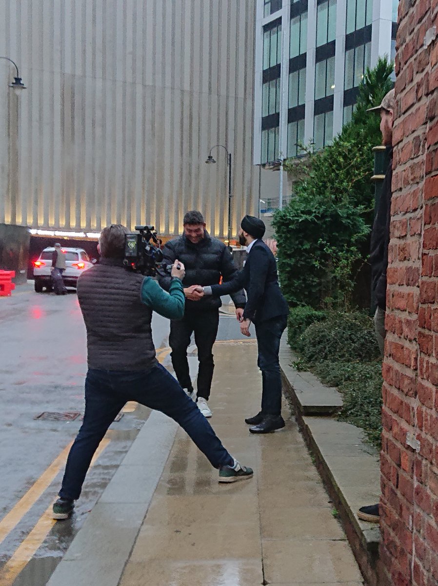 Our feature on @BBCMorningLive shines a spotlight on the glare challenges drivers face. Join our Clinical Adviser Paramdeep Bilkhu & presenter @RavWilding as they brave rain, wind & low light to illustrate the challenges of blinding headlights. Watch here coptom.uk/3xvHCbR