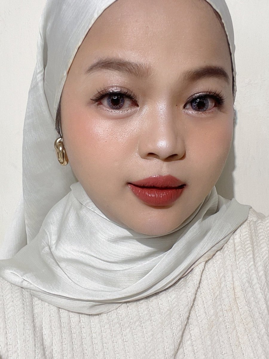 Jangan cuekin step SKIN PREPARATION kalo mau makeup lebaran keliatan flawless glowy dan awet tahan lama kaya gini✨ Percaya ga?! Ini complexionnya cuma pake concealer doang~ tapi berkat skin preparation yang oke, hasilnya jadi bagus banget, nyatu nempel ke kulit.. suka deh!❤️