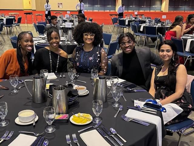 GeisingerNE_IM's tweet photo. One of our residents at the AMEC organized by SNMA in New Orleans with Dr. Valencia Walker and GCSOM students. #DEI #geisingerIM #lifegeisinger #geisingerhealth #gcsom https://t.co/GGxC9vNsLR