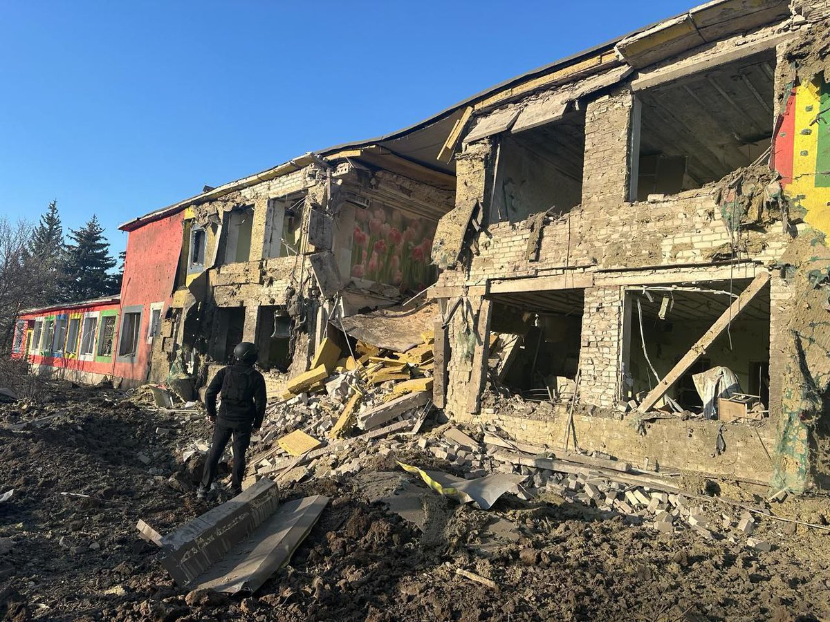 Kramatorsk_Post's tweet photo. Last night at about 3:00 a.m. the #Russian military shelled #Druzhkivka, a city in #Kramatorsk district 

No civilians killed or injured. 5 houses and 3 administrative buildings were damaged.

#Ukraine #RussiaisATerroistState https://t.co/jpns7994jj