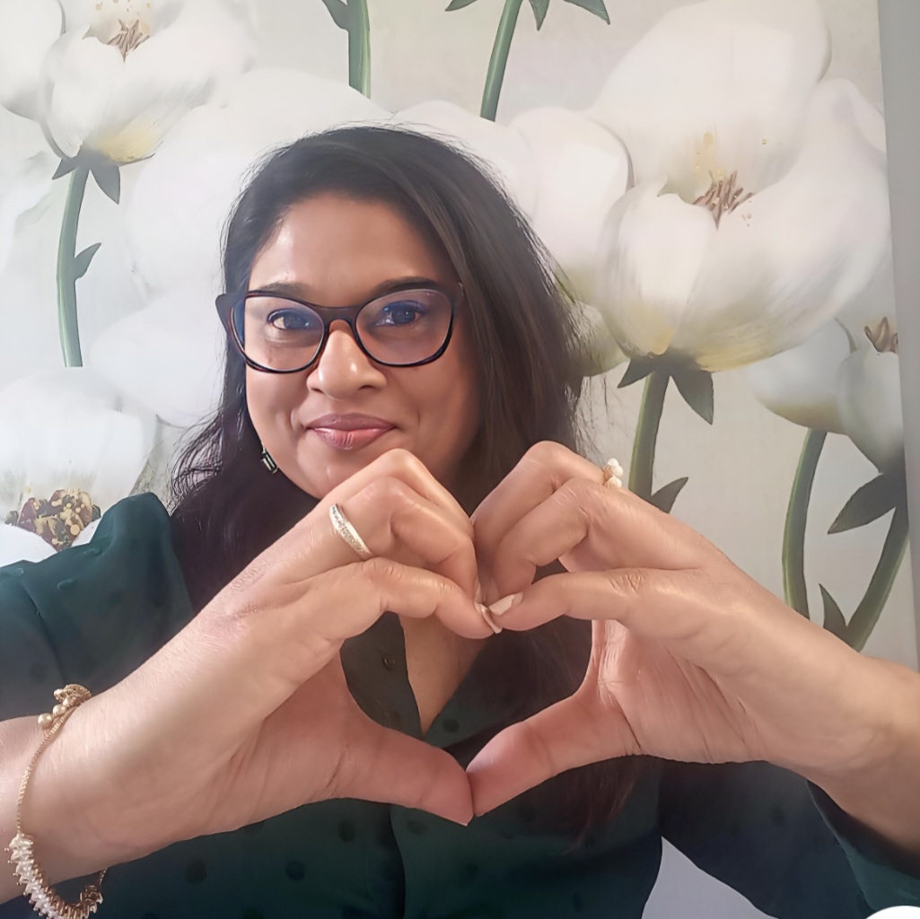 Mahendri Valaitham in #SouthAfrica 🇿🇦 struck the #IWD2024 pose and shared some #motivational words: 'The time is upon us to join the right side of #history in building an #equal future! Onwards and upwards to #InspireInclusion!'📈#InternationalWomensDay #womensday #IWD #inclusion