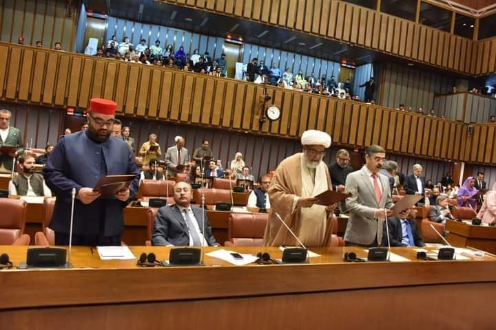 اسلام آباد: صدر عوامی نیشنل پارٹی خیبر پختونخوا ایمل ولی خان دیگر منتخب اراکین کے ہمراہ سینیٹ کا حلف اٹھا رہے ہیں۔ اجلاس کے پریزائیڈنگ آفیسر سینیٹر اسحاق ڈار نے نو منتخب ممبران سے حلف لیا۔

#ANP | #AimalWaliKhan