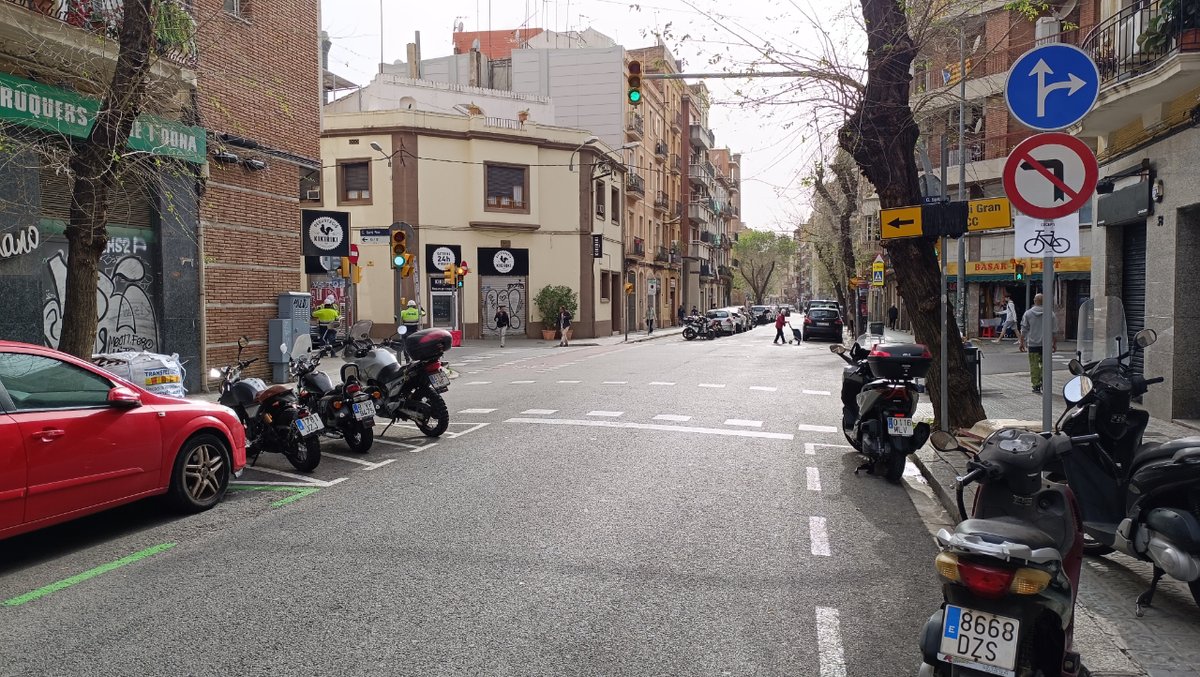 🚏🚍 La doble parada de #busbcn d'aquesta vorera de pl. Espanya es trasllada uns metres més enllà a la Gran Via i la carretera de la Bordeta.

🚲 Carril #bicibcn tallat i desviat cap a ctra. Bordeta i c. Sant Roc.

ℹ️ ja.cat/obresL8h #Hostafrancs
twitter.com/BCN_Mobilitat/…