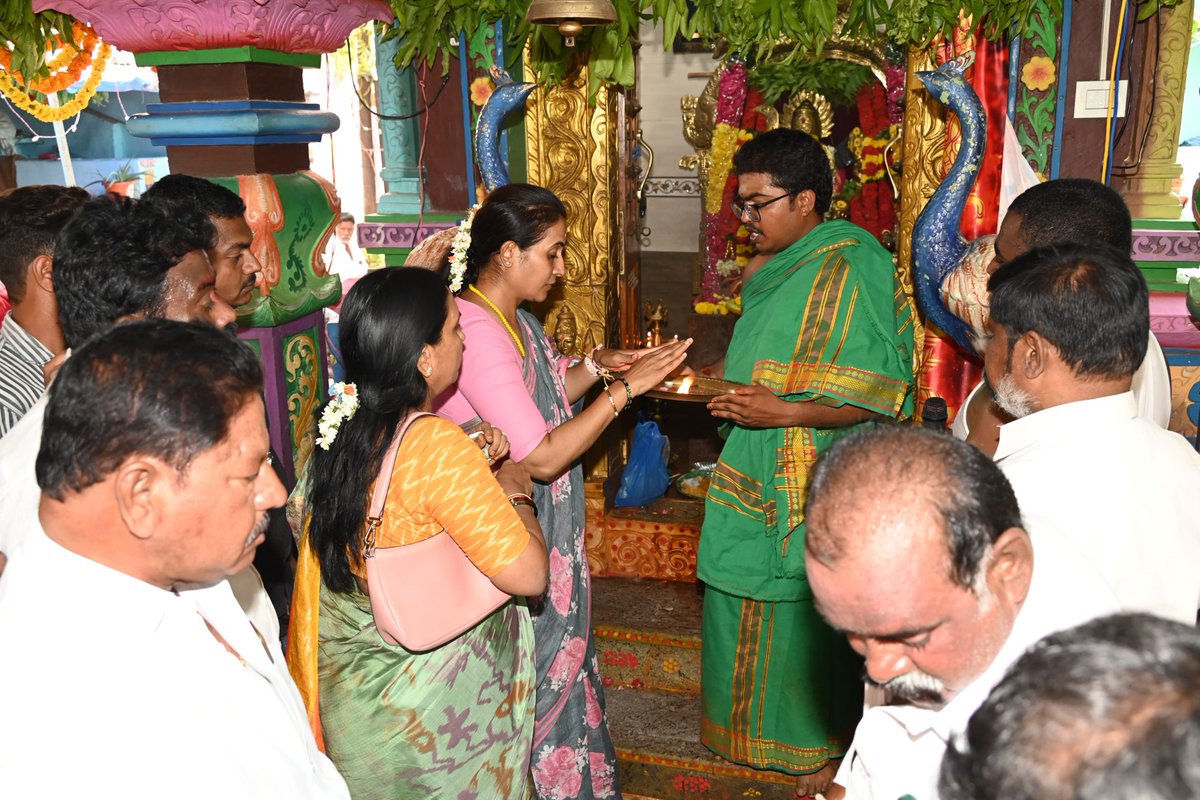 R_Madhavi_Reddy's tweet photo. ఈ రోజు కడప నగరంలోని మసాపేట నిర్మల స్కూల్ దగ్గర శ్రీ శ్రీ శ్రీ గద్వాల మారెమ్మ తల్లి జాతర మహోత్సవం సందర్భంగా అమ్మవారి అభిషేకం కార్యక్రమంలో పాల్గొనటం జరిగింది.
#devotinaltime https://t.co/TTb64mizRF