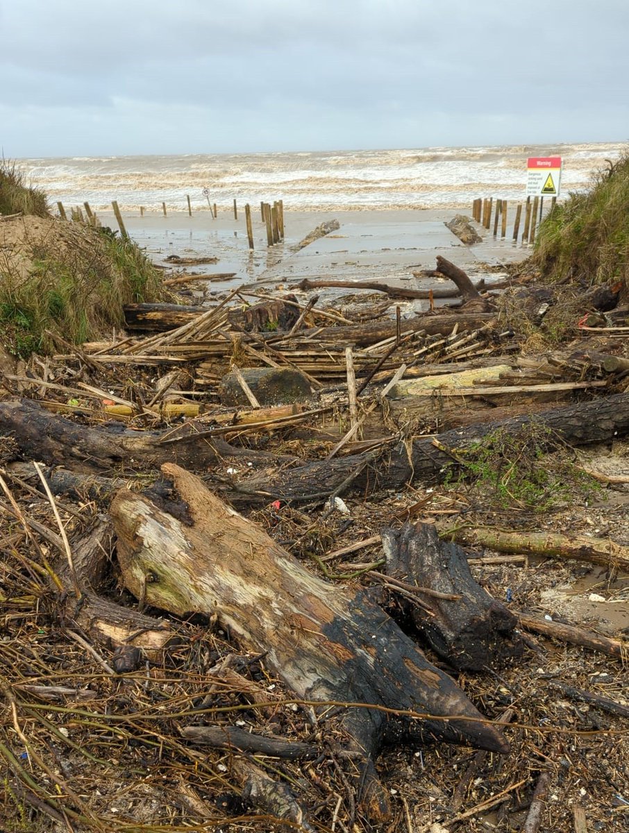 SomersetCouncil's tweet photo. โ ๏ธ Please be aware the flood gates at #Brean will remain shut today due to the high spring tides and weather conditions
The access roads at Brean and #Berrow will also remain closed due the amount of debris on the access roads.
Sign up for flood warnings https://t.co/fsbuJUaF0j https://t.co/Kv52QVf4Tg