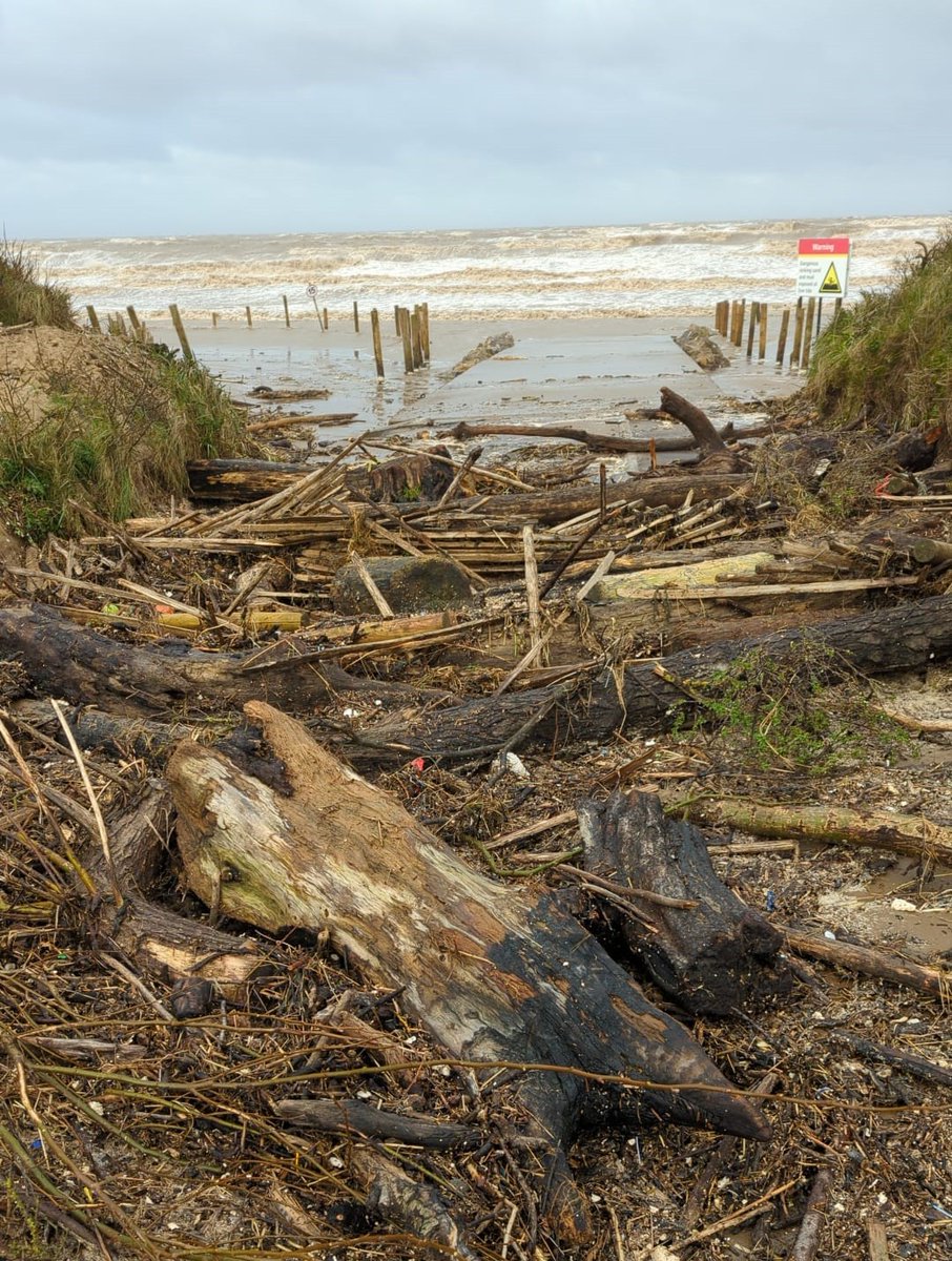 ⚠️ Please be aware the flood gates at #Brean will remain shut today due to the high spring tides and weather conditions The access roads at Brean and #Berrow will also remain closed due the amount of debris on the access roads. Sign up for flood warnings orlo.uk/L2w2K