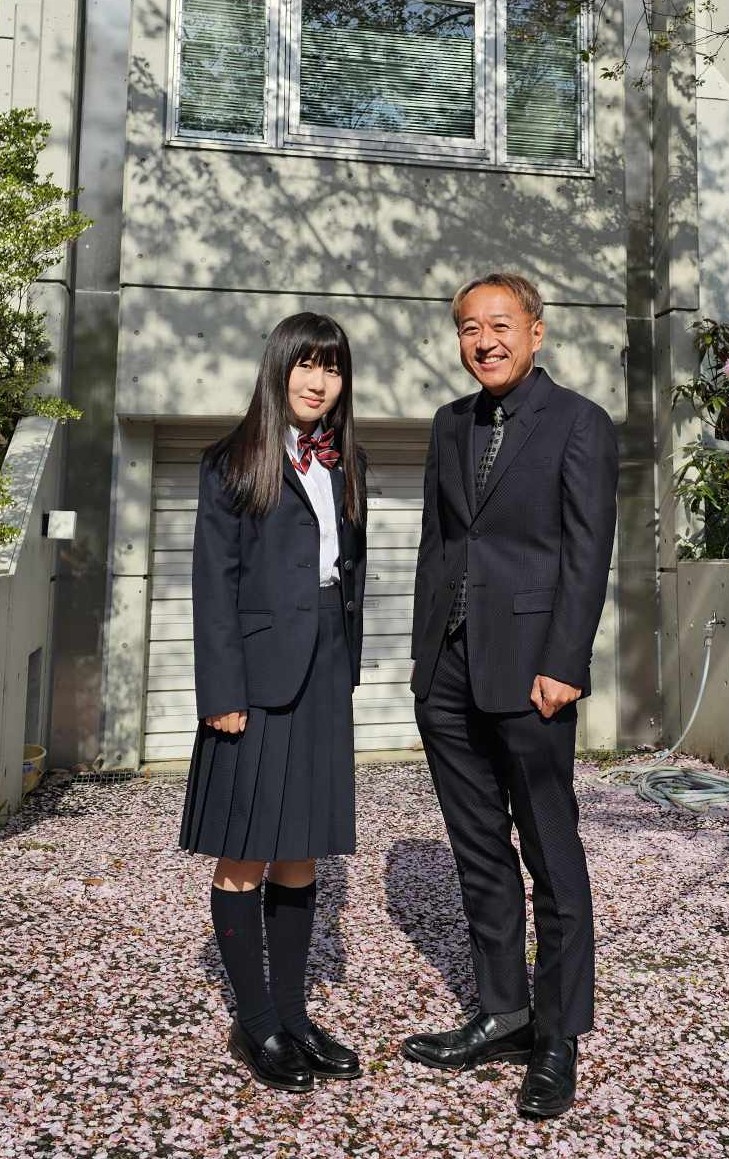 mannenko's tweet photo. 本日は次女の #高校入学式。#中学卒業式 は #写真なし でしたが、今回は家の前で渋々応えてくれました。入学式後は学校近くの以前より気になっていた #カレー屋 さんで #ランチ。#平日 のため差ほど並ばず食べることができました。平日休みっていいですね！

#Aftergrow
#curry
#福岡大学附属大濠高校 https://t.co/oFFAPtKUqH