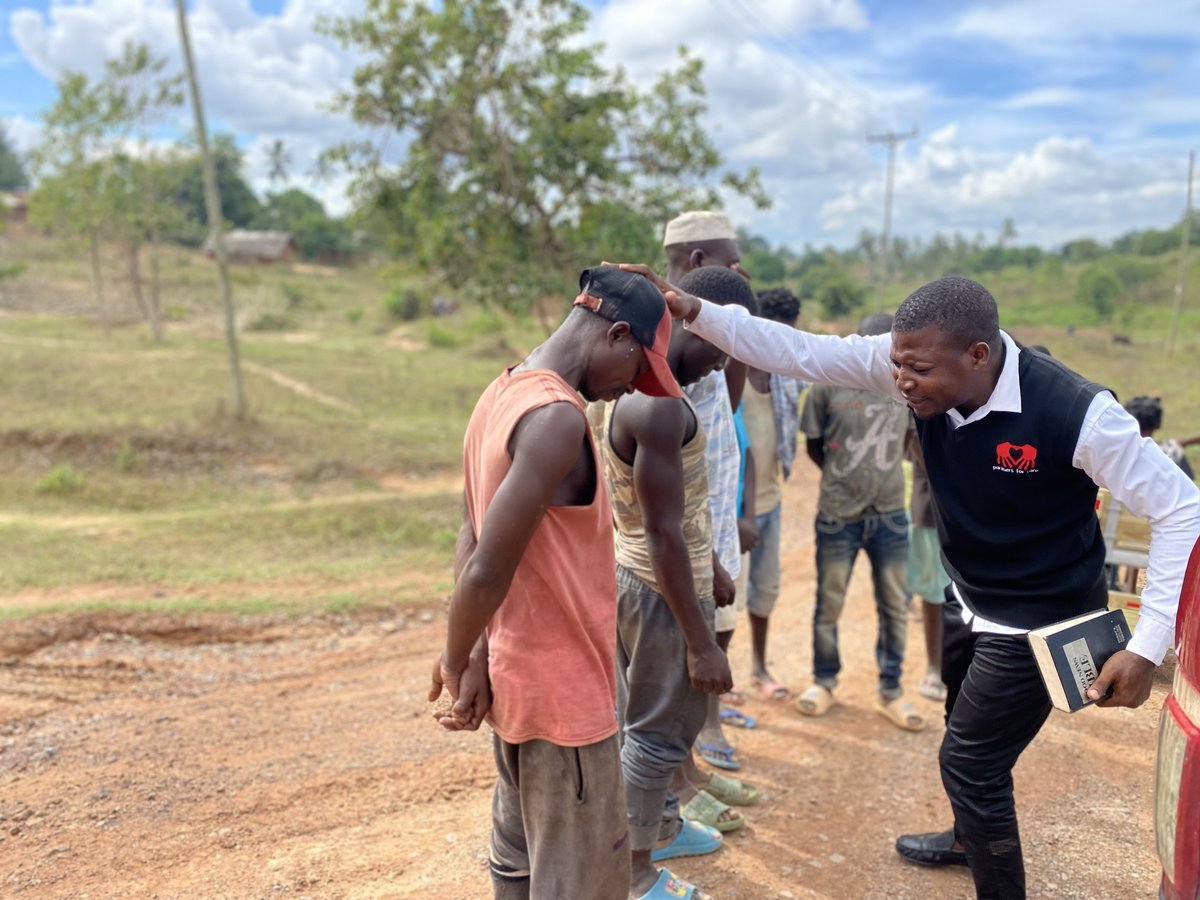 PartnersforCare's tweet photo. This week our team down in Kilifi preached and prayed for a group of 41 youths in Chanagande and Mikiriani Kilifi villages. Most young men have lost hope because of economic hardship, we believe that everything will be fine and Jesus Christ restores broken hearts. https://t.co/Yjj0L1sDGs