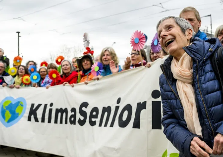 BREAKING Der Verein der Schweizer #Klimaseniorinnen hat vor dem Europäischen Gerichtshof für #Menschenrechte in Strassburg Recht bekommen. Das Gericht ist auf seine Beschwerde eingetreten und hat die Schweiz wegen einer Verletzung der #Menschenrechtskonvention verurteilt. (1/4)