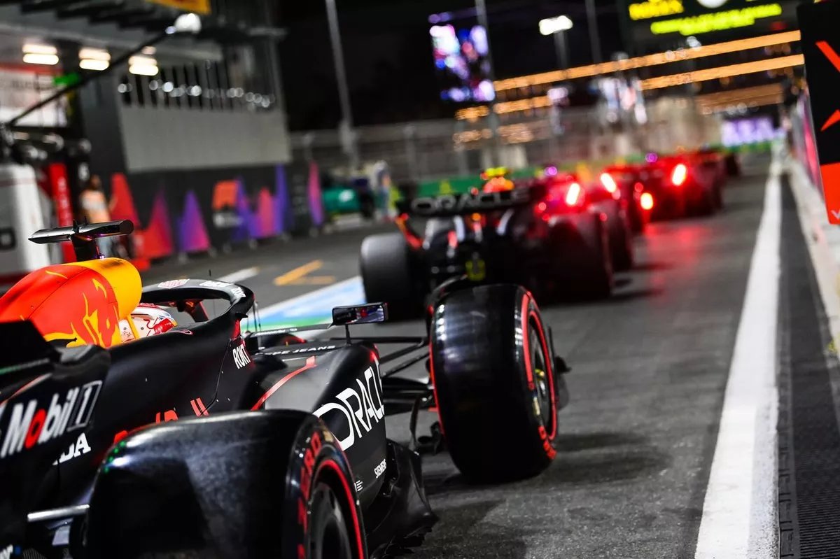 RBR_Daily's tweet photo. 🚨 @motorsport reports that F1's plans with active aerodynamics for 2026 have had a problem   

According to sources, when the engine is at maximum power and the rear wing is in the minimum load configuration, the car is undriveable.  

There were many examples of drivers spinning on the straights under acceleration and were unable to take the smallest curves without the rear stepping out 😳

[https://t.co/u6dx3Hf4gO…]