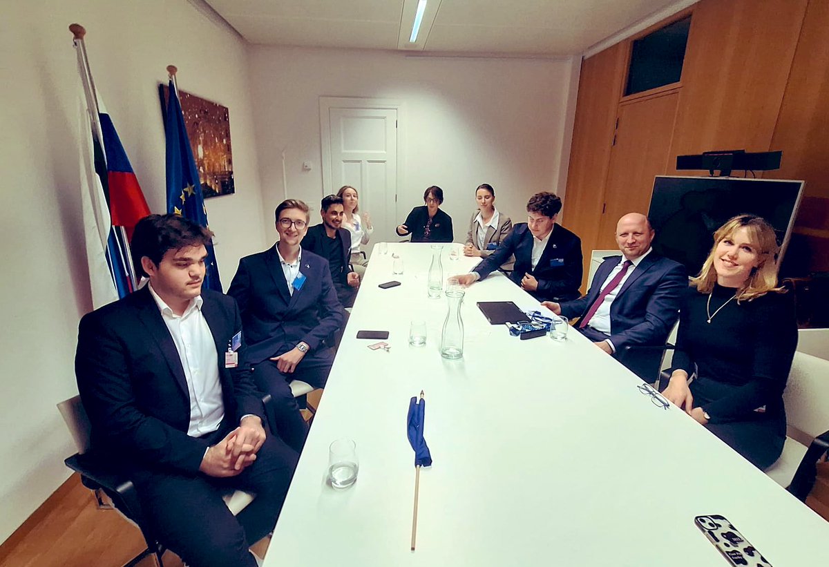 6 talented students from 🇸🇮 met with our DPR David Brozina and our #EYCS team to get ready for this years #ConSIMium and join students from all over Europe in a Council negotiations simulation experience. This year negotiating #AI and cyber security 👩🏻‍🎓🧑🏼‍🎓 🇸🇮🇪🇺