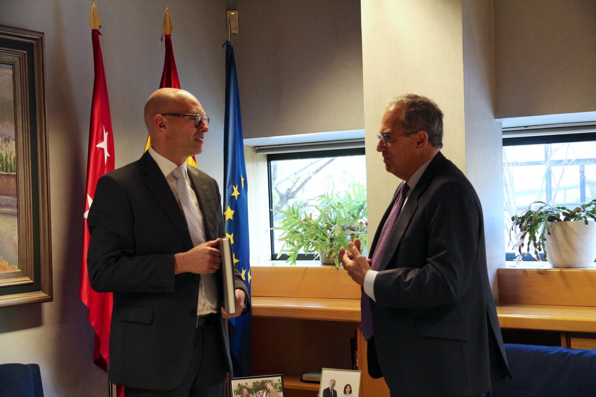 🇳🇱 El presidente de la @asambleamadrid, @eossoriocrespo, ha recibido al embajador del Reino de los Países Bajos en España, @NieuwenkampRoel.