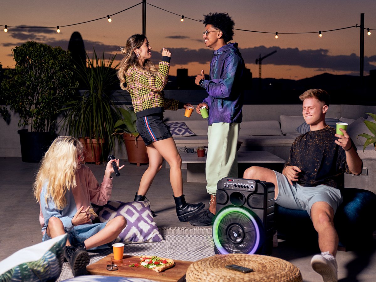Prepárate para sorprender a tus amigos y familiares con fiestas inolvidables y mucha música. Con tu #MUSCLES12, ¡haz que cada momento sea épico! 💃🕺 #SunstechMUSCLES12 #AltavozBluetooth #FiestasAlAireLibre #MúsicaSinLímites

sunstech.com/es/altavoces-b…