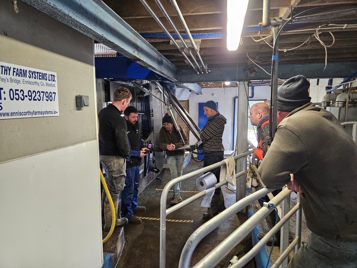 A recent V300 Service Day held for new and existing DeLaval V300 farmers in the Wicklow / North Wexford region. Topics for the day included:
- V300 features (manual cup attachment / operations)
- Daily / weekly robot maintenance 
- Regular service / part replacement 
- Farmer Q&A