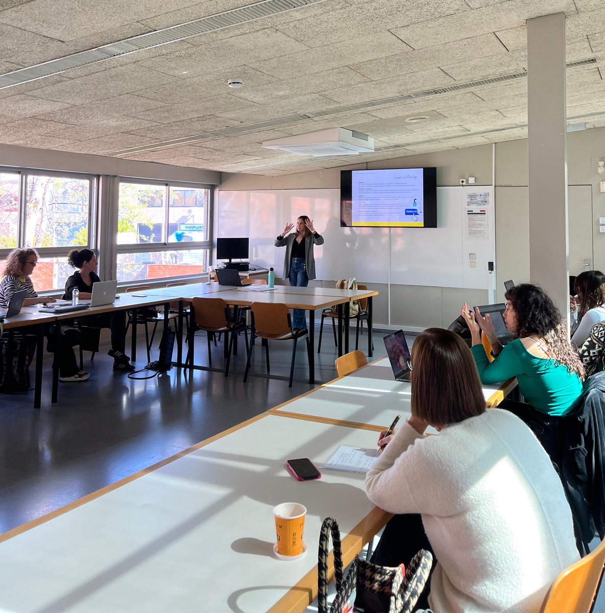 🔎 Des d'AmbTu, volem recordar-te que la Convocatòria Singulars 2024 sortirà aviat. 

🗓️ Els pròxims 19 ,26 d'abril i 3 de maig, oferirem una formació de la mà de Coòpolis a Bloc4BCN, per poder donar eines i recursos per poder presentar-se. 

💛 Vols assistir? Pregunta'ns!
#Ess