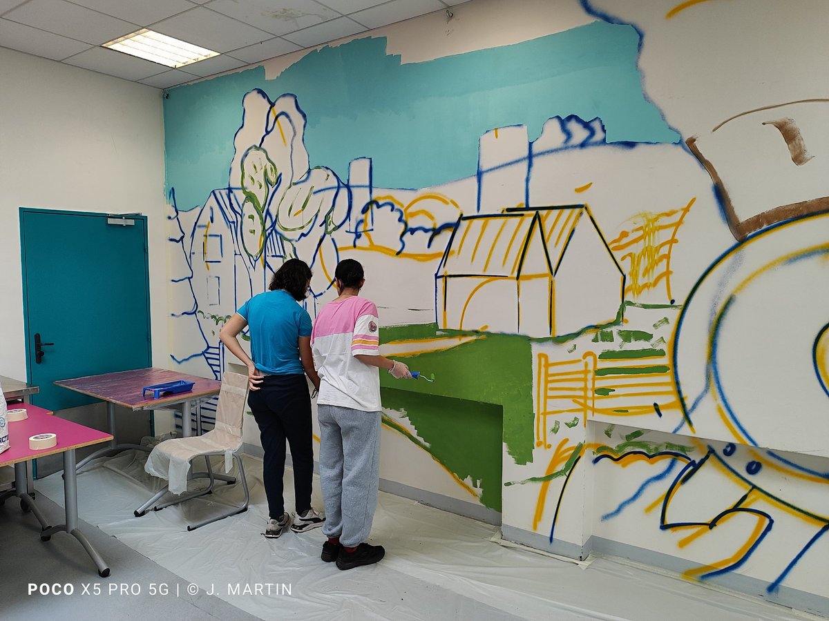 JMartin49350's tweet photo. Lundi 8 avril, école ouverte - premier jour de réalisation d'une deuxième fresque participative EDD du #LPOGeorgesBraque @0950666h avec l'artiste Michael Beerens et les éco-délégués. Cette fresque est réalisée dans le self. 
@edd_versailles @daacversailles #EDD #EAC #Passculture https://t.co/gKUbIjDxfv