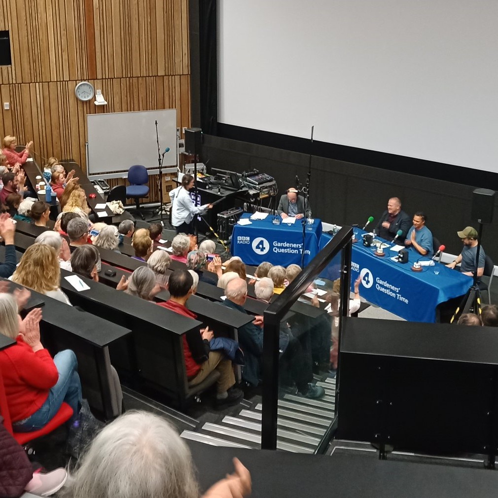 Gardeners' Question Time at @UniofReading. Question about Botanical University Challenge slipped in. Met with James Wong who chaired first BUC, 2016. Show will be broadcast in UK on BBC Radio 4, Friday 12 April, repeated Sunday 14 April and available afterwards on BBC Sounds!