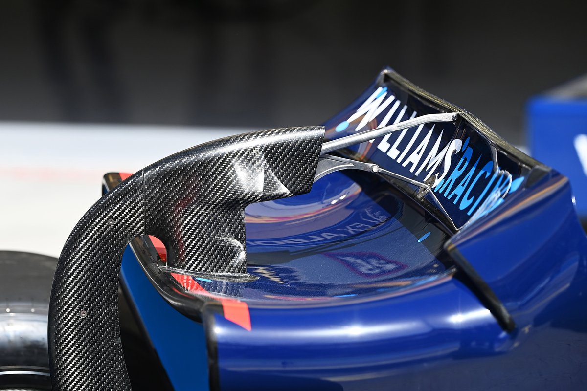 SoyMotor's tweet photo. El simulador revela detalles preocupantes para la aerodinámica activa en los #F1 de 2026.

🔄 Varios pilotos llegaron a 'trompear' en plena recta.

🫣 Rodaban más lento que los #F2 actuales para evitar los trompos. https://t.co/Uw6lS3pZIe