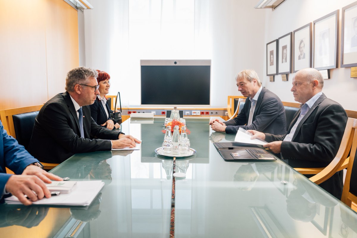 StateSec @markostucin with representatives of the Slovenian minority in #Austria Hribar & Vouk supported efforts of 🇸🇮 organisations to promote minority rights ahead of the public hearing of the relevant petition at the European Parliament's Committee on Petitions #PETI in…