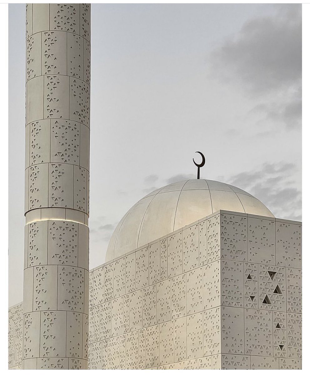 قرقاش: بمناسبة عيد الفطر السعيد أهنئ قيادة وشعب دولة #الإمارات والمقيمين فيها، سائلاً الله أن يعيده على وطننا بالمزيد من الازدهار والتقدم في ظل القيادة الحكيمة لصاحب السمو الشيخ محمد بن زايد، وأن يعُم الخير والسلام الأمتين العربية والإسلامية والعالم. 

كل عام وأنتم بخير