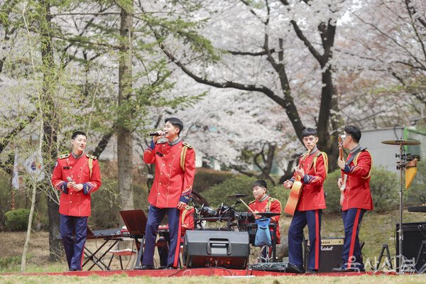 🪖NEWS 🪖 🌸 Cherry Blossom Garden Spring Busking Performance Busking Performance dari Band Militer pada tanggal 8 April 2024 kemarin acara khusus yang hanya dihadiri oleh keluarga di Hwarang Hoguksa Temple. 📰 news.kma.ac.kr/news/articleVi… 📺 Youtube: youtu.be/ynWnXJsKChg?si…