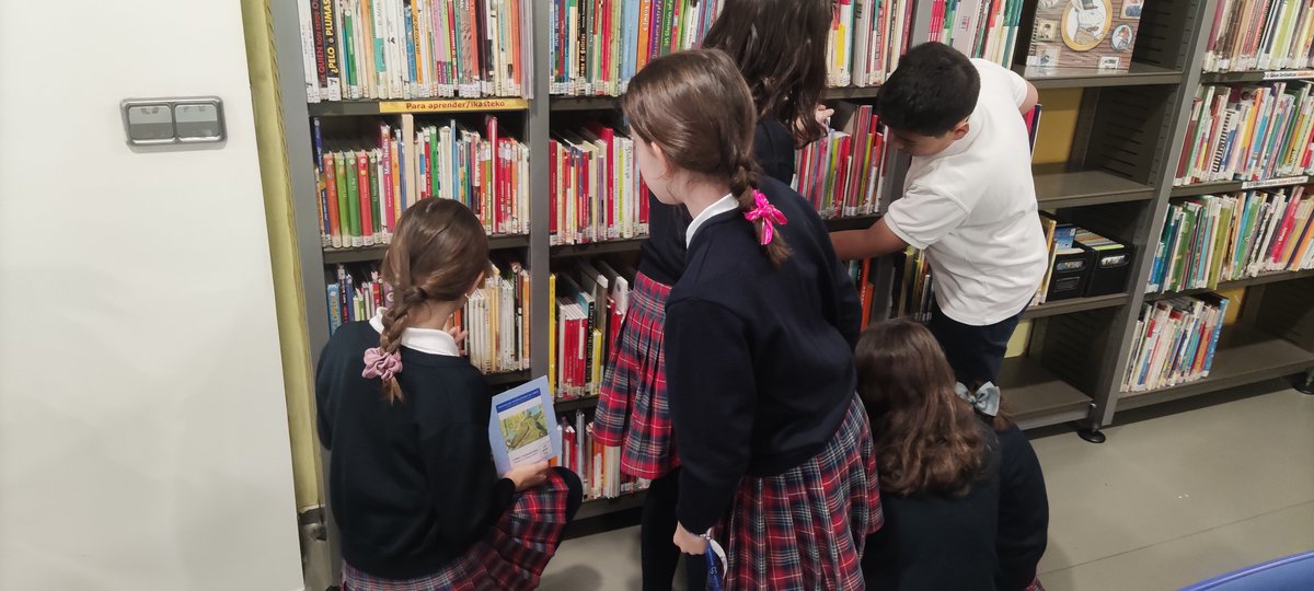 Hoy hemos participado en la actividad 'Detectives de biblioteca' en @civican.fcn Hemos aprendido a buscar la signatura en el ordenador, a localizar los libros en las estanterías ¡Ha sido muy interesante! #colegiosancernin #animaciónalalectura #bibliotecas #educaciónprimaria