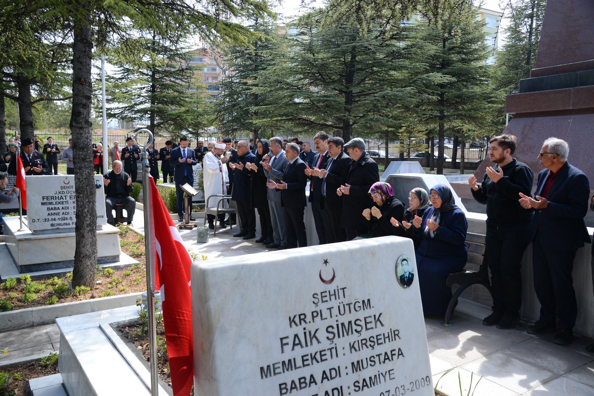 Ramazan Bayramı öncesi Arefe gününde, Şehit Hava Pilot Astsubay Çvş. Ahmet Tozluklu Şehitliği'ni ziyaret ederek dua ettik. #SelahattinEkicioğlu #KırşehirBelediyeBaşkanı #KırşehirBelediyesi #Metinİlhan #Şehitlik